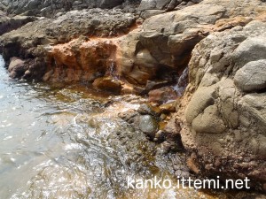 足付漁港の横、温泉が流れてる