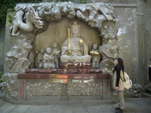 江島神社入り口の石像