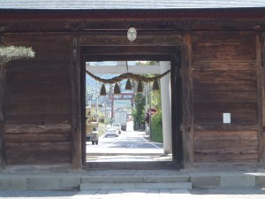 一宮浅間神社　入り口の門（境内から）