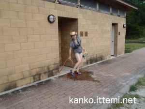 ホースで砂を落とす