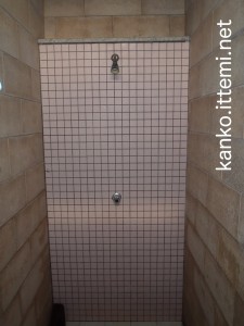 泊海水浴場のシャワー室の中