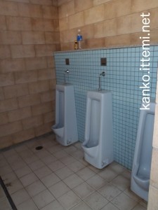 泊海水浴場の男子トイレ