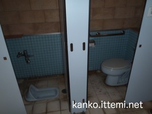 泊海水浴場の男子トイレ２