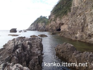 式根島　大浦海水浴場の岩場