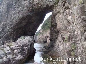 式根島　大浦海水浴場岩場のトンネル