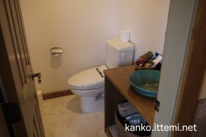 露天風呂付客室「Bari-バリ-」のトイレと洗面所