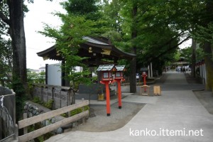 鈴鹿明神社　手水舎（遠目）