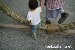 茅の輪をくぐる子供
