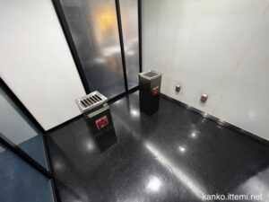 「用賀PA（パーキングエリア）」の喫煙所内