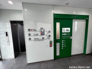 「用賀PA（パーキングエリア）」の案内看板