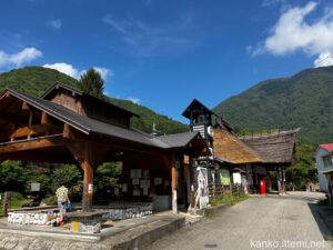 湯野上温泉駅 駅舎と親子地蔵尊の湯