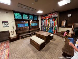 戸隠神告げ温泉湯行館 お風呂前の休憩場所の跳び箱椅子