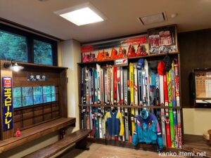 戸隠神告げ温泉湯行館 お風呂前の休憩場所のスキー板