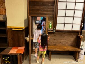 戸隠神告げ温泉湯行館 入口横の隠し扉の裏から