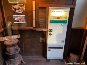 戸隠神告げ温泉湯行館 入口横の隠し扉　表側から