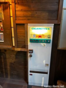 戸隠神告げ温泉湯行館 入口横の隠し扉　表側から