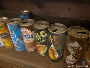 戸隠神告げ温泉湯行館 古い空き缶のディスプレー