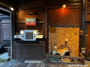 戸隠神告げ温泉湯行館 入り口のジープのフロントグリルライト付き