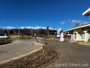 野辺山駅前ロータリーから見える「ふくろうの森 機関車ひろば」と山